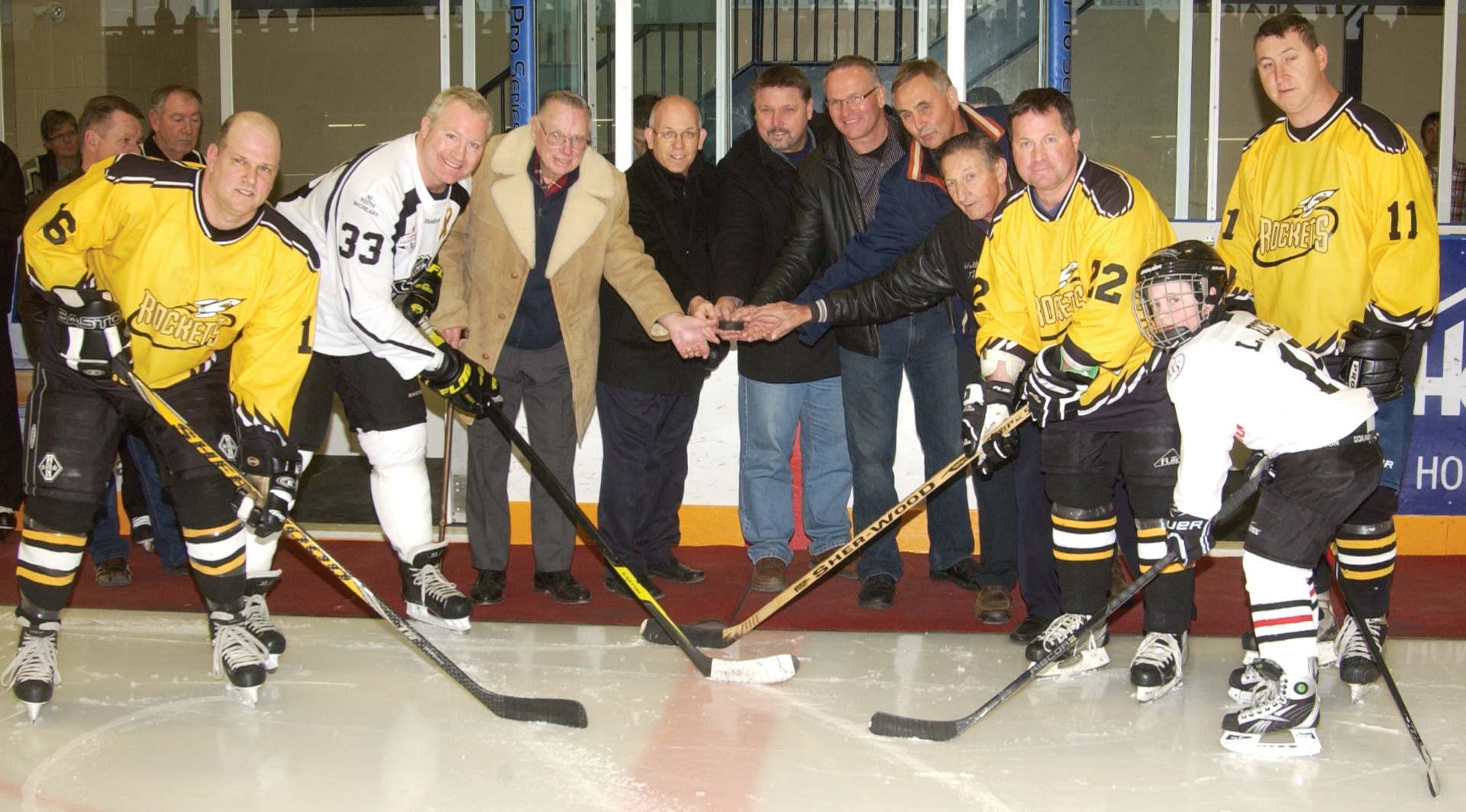 Ceremonial puck drop at the 2014 NHL Alumni Hockey Game